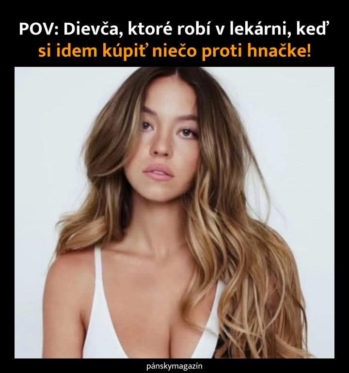 Mladá žena s dlhými vlnitými vlasmi, bielym topom, v kontexte zábavného textu o návšteve lekárne.