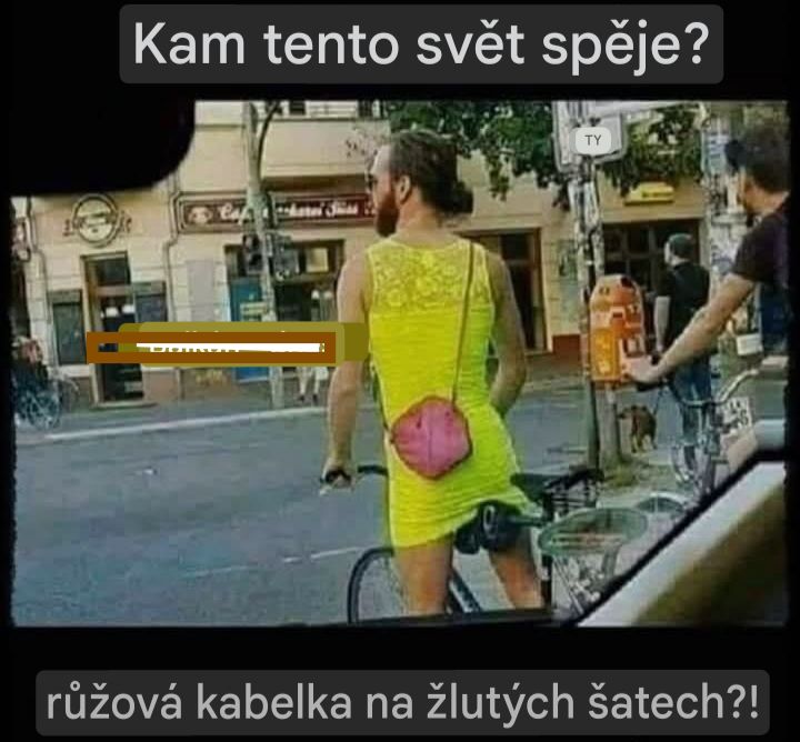 Muž v žltých šatách s ružovou kabelkou na bicykli v meste, otázka módneho vkusu a výrazu.