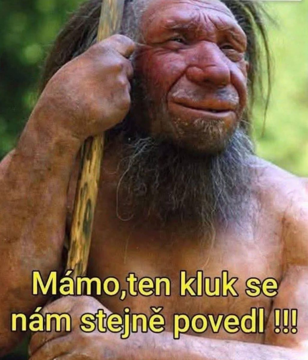 Neandertálec s vtipným textom: Mámo, ten kluk se nám stejně povedl! drží palicu na zelenej lúke.