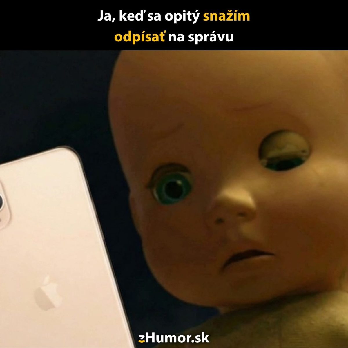 Bábika s jedným otvoreným okom drží mobil, meme vyjadrujúce problémy s písaním správ pod vplyvom alkoholu.