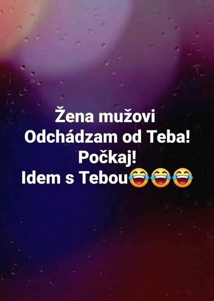 Žena mužovi s humorom: Odchádzam od teba. Počkaj, idem s tebou! Smajlíky dodávajú vtipnej nálade textu.