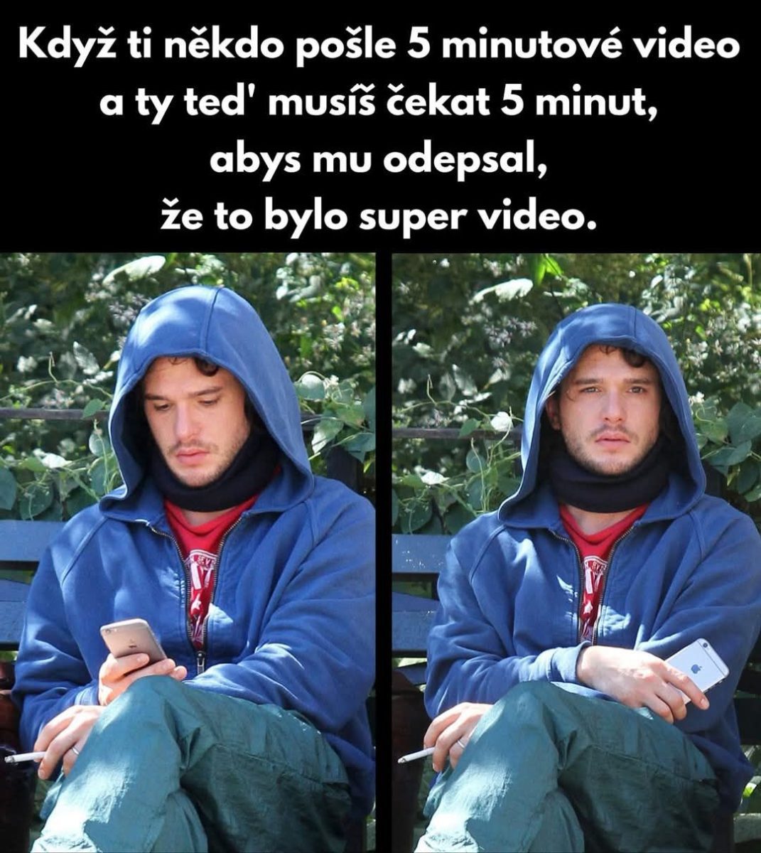 Muž v modrej mikine sedí na lavičke s mobilom v ruke, vyjadruje netrpezlivosť pri čakaní na video.