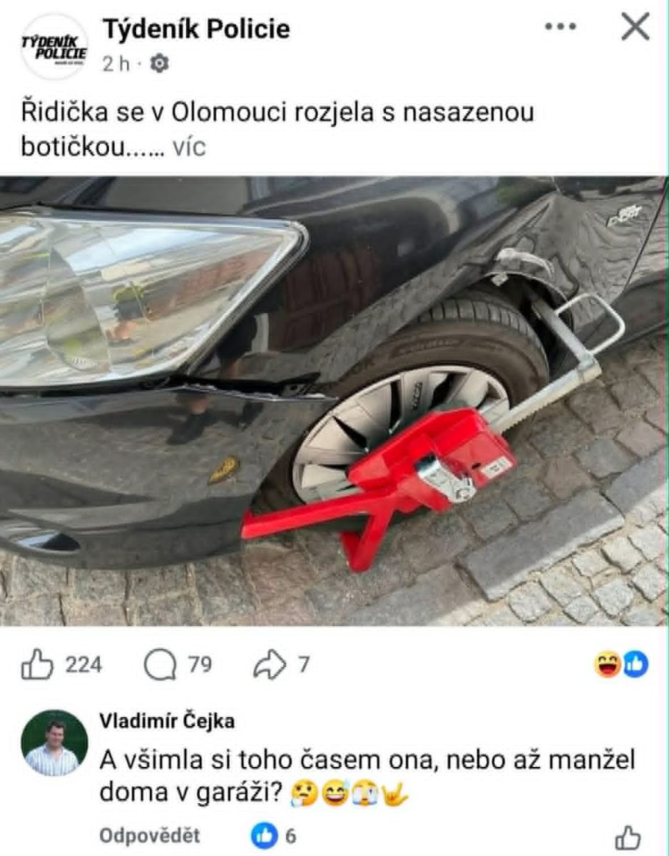 Auto so zamknutým kolesom na ulici v Olomouci. Riadenie situácie s dômyselnou blokádou.