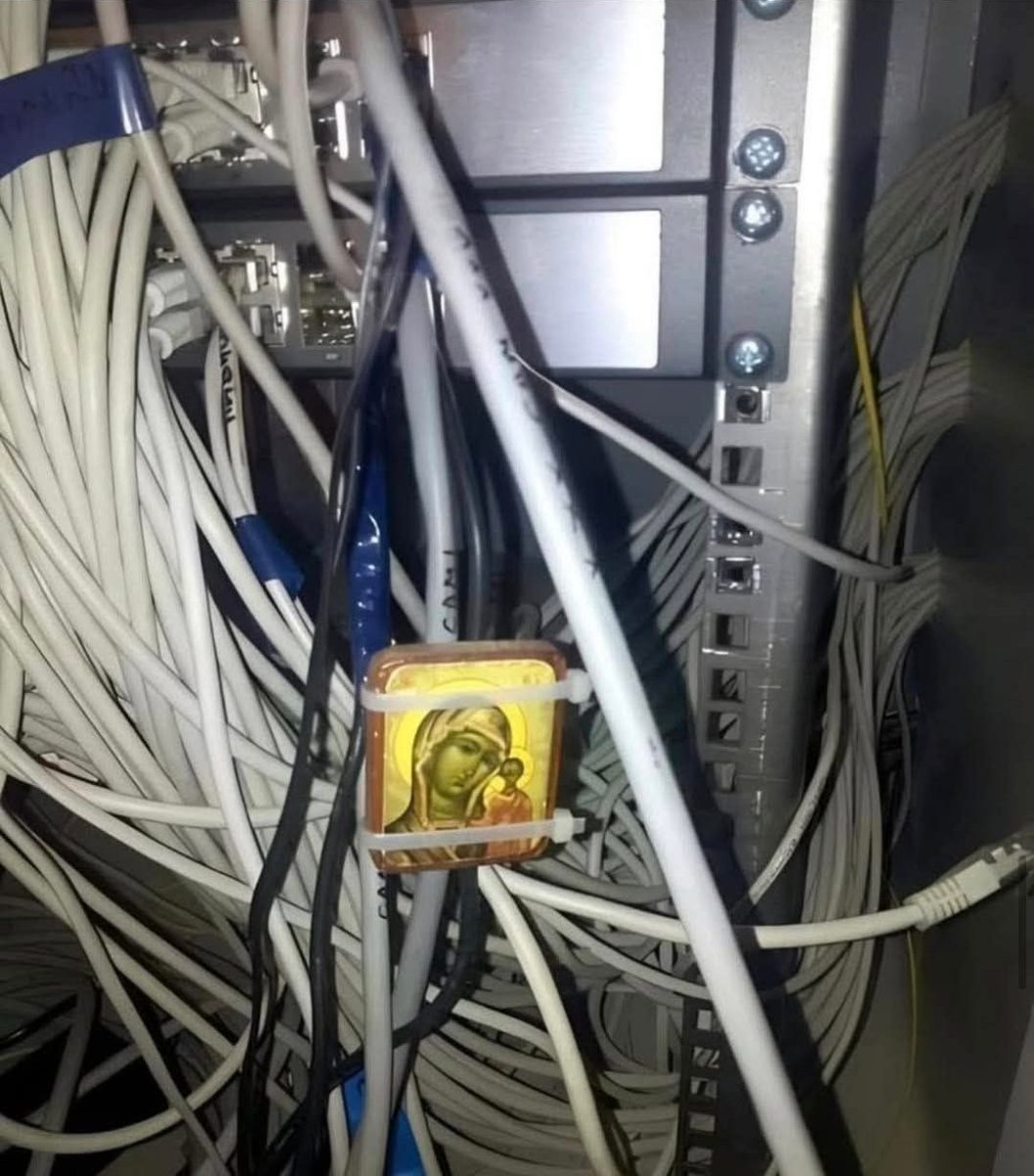 Ikona medzi spleťou káblov v serverovni.