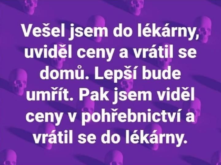 Vtipná hláška o cenách v lekárni a pohrebníctve na fialovom pozadí s lebkami.