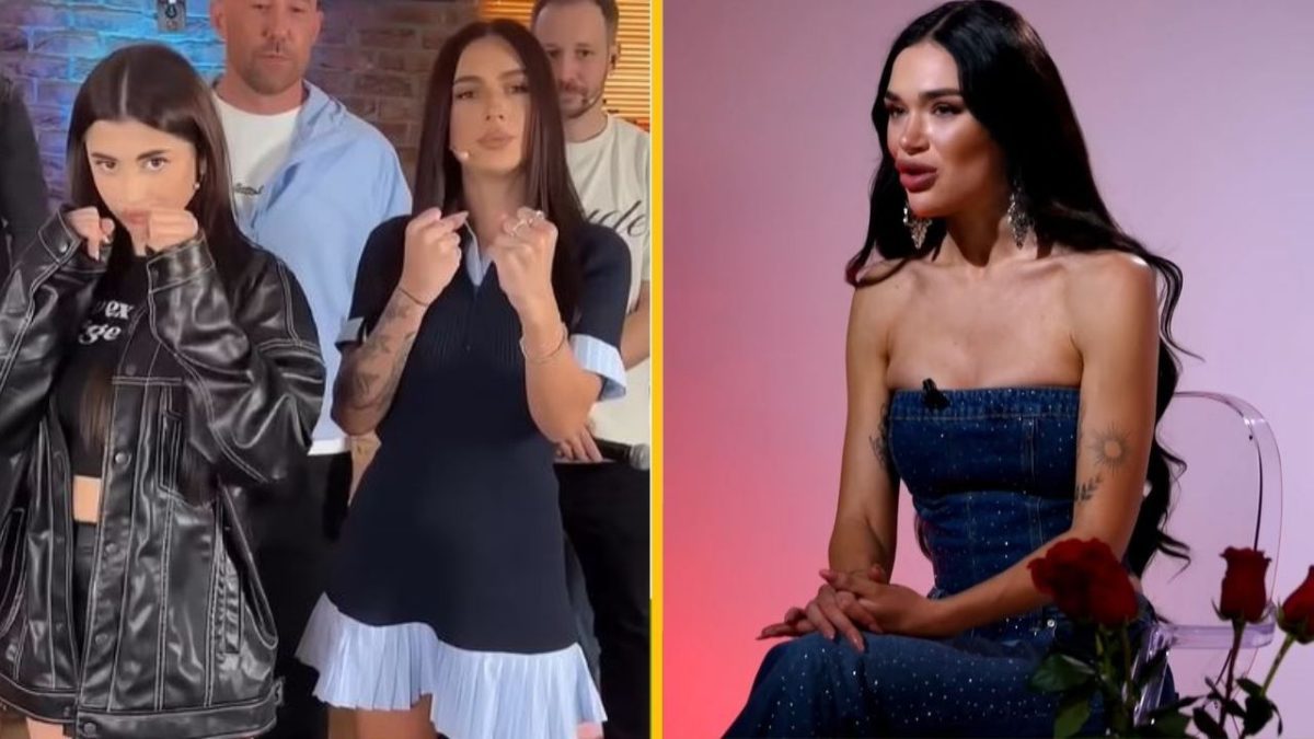 Skupina mladých ľudí pózuje na fotení; žena vpravo sedí v džínsových šatách.