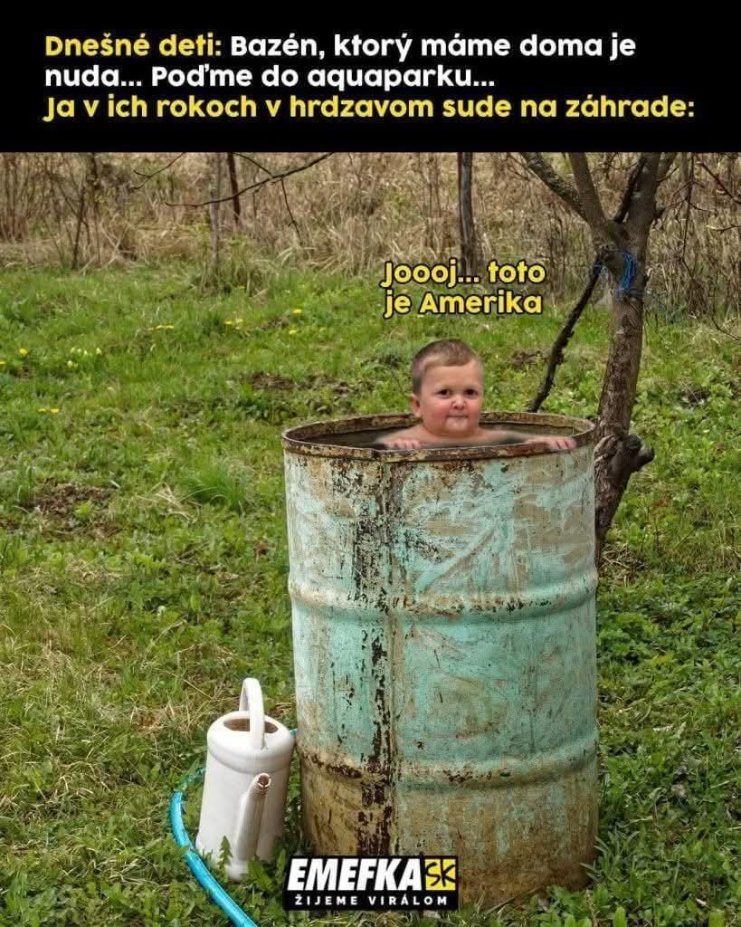 Dieťa v hrdzavom sude na záhrade, s nápisom Joooj... toto je Amerika, humorný kontrast s aquaparkom.