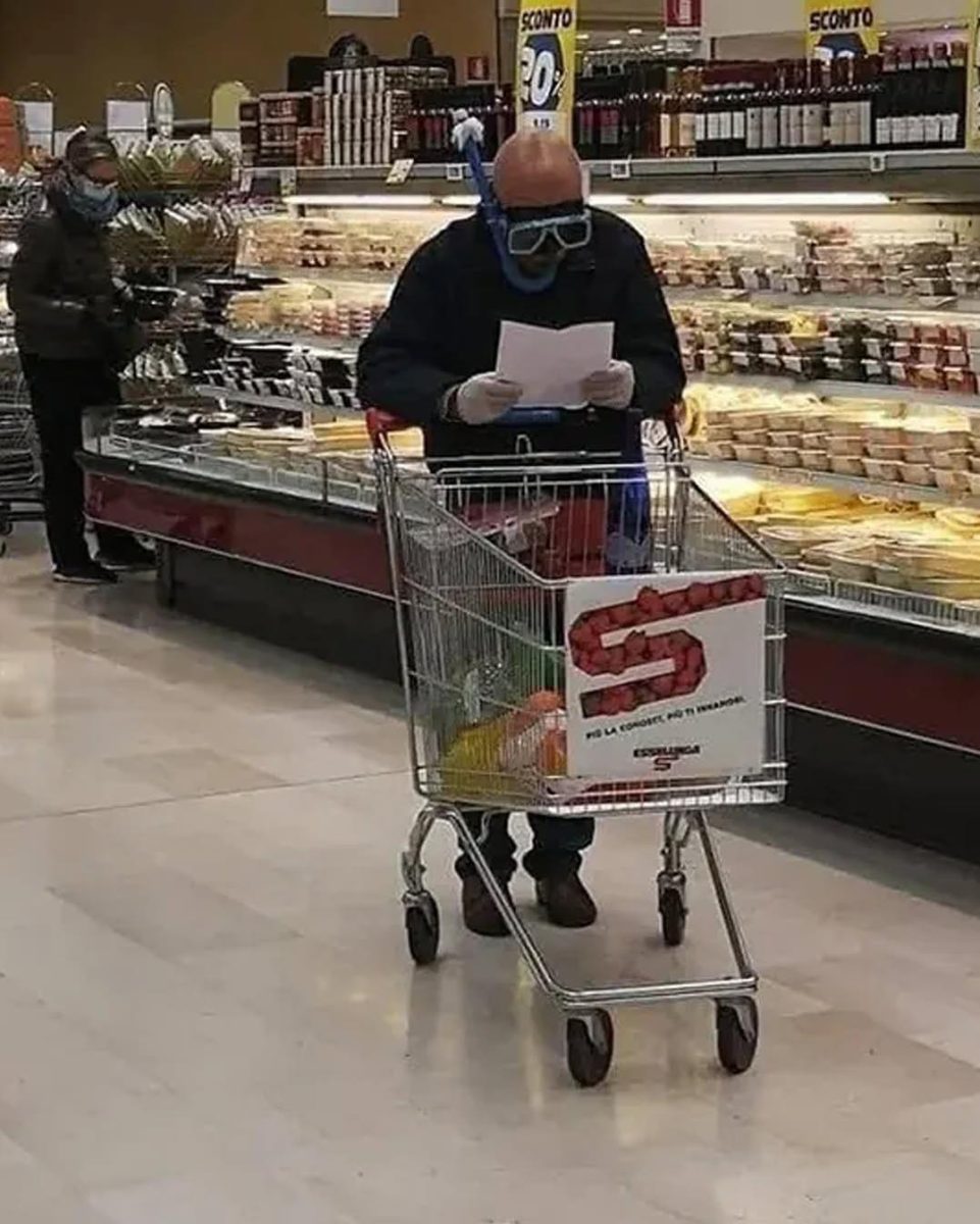 Muž s potápačskou maskou a šnorchlom nakupuje v supermarkete. Nezvyčajná ochrana počas pandémie.