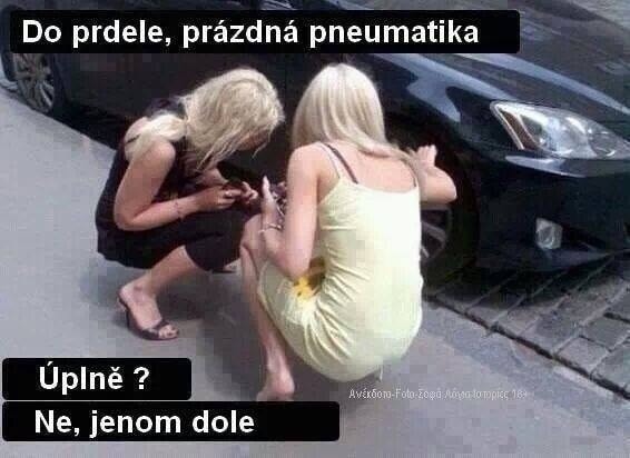 Dve ženy skontrolujú pneumatiku auta na ceste, vtipne komentujú situáciu s prázdnou pneumatikou.
