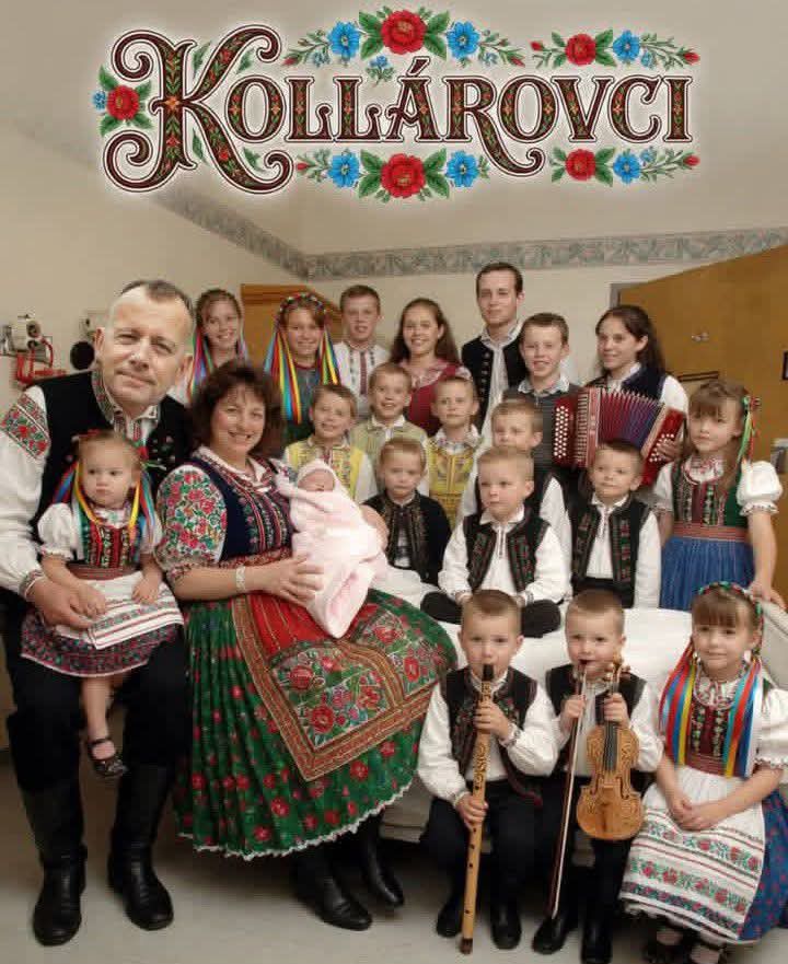 Rodina v krojoch s hudobnými nástrojmi, tradičné slovenské folklórne oblečenie, Kollárovci.