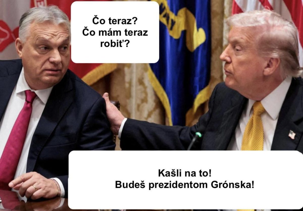 Dvaja muži v oblekoch diskutujú pri stole s textovými bublinami obsahujúcimi vtipný dialóg.