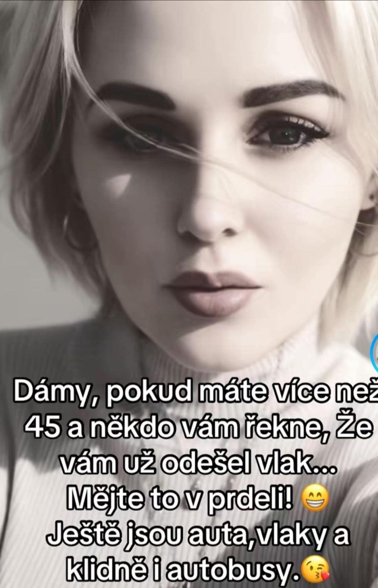 Žena s krátkymi vlasmi a povzbudzujúcim textom o tom, že vek 45 nie je prekážkou k novým možnostiam.
