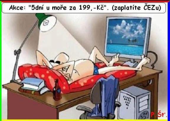 Muž relaxuje na stole s obrazovkou ukazujúcou pláž, ironizuje lacnú dovolenku pri mori doma.