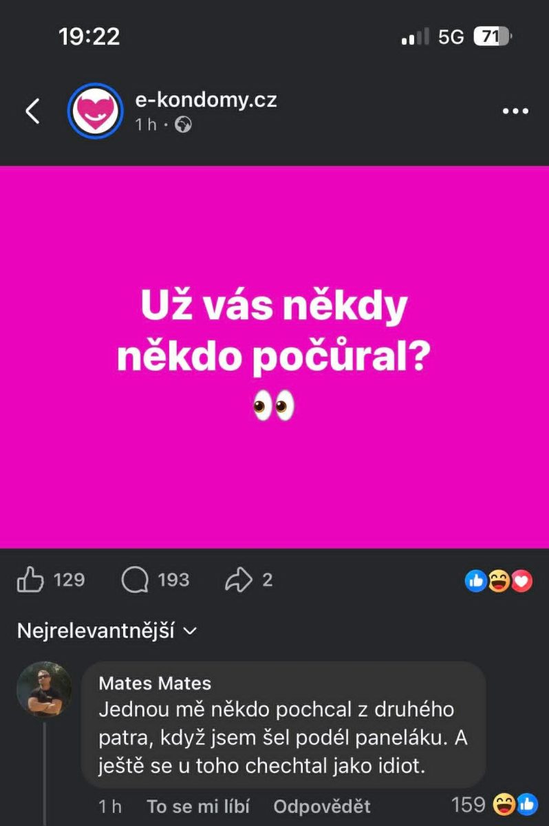 Ružový obrázok so sloganom Už vás někdy někdo počůral? a emotikonom so zvedavými očami.