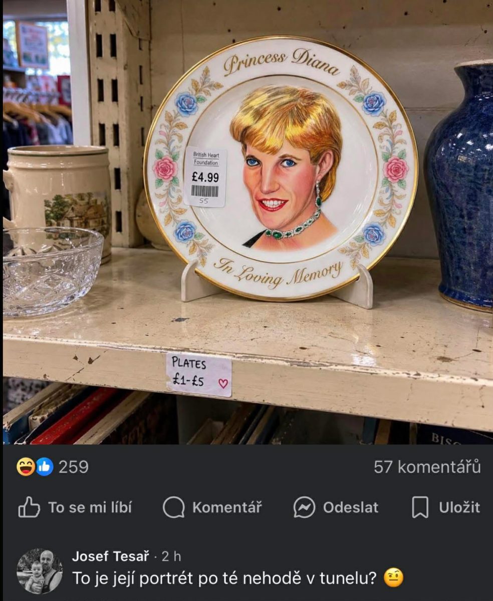 Porcelánový tanier s portrétom na pamiatku v charitatívnom obchode za £4.99, vystavený na regáli.