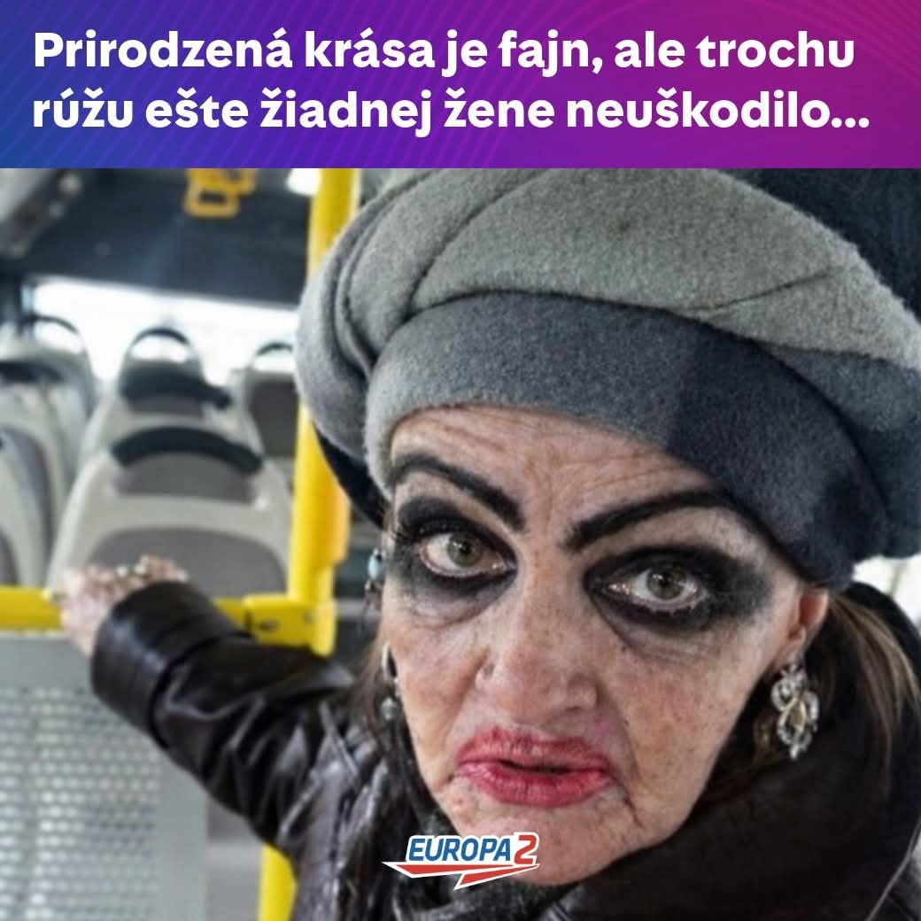 Žena s výrazným make-upom v autobuse s textom o prirodzenej kráse a rúži.