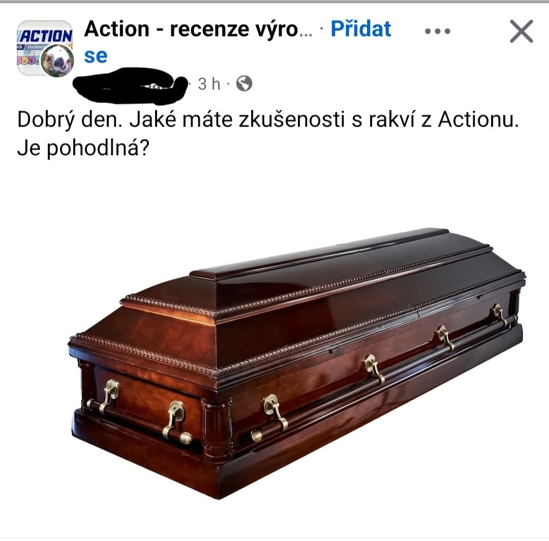 Tmavohnedá drevená rakva s kovovými rúčkami z Action; zákaznícka recenzia na pohodlie.
