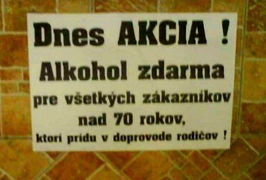 Dnes akcia: Alkohol zdarma pre zákazníkov nad 70 rokov, ktorí prídu v sprievode rodičov. Vtipný plagát.