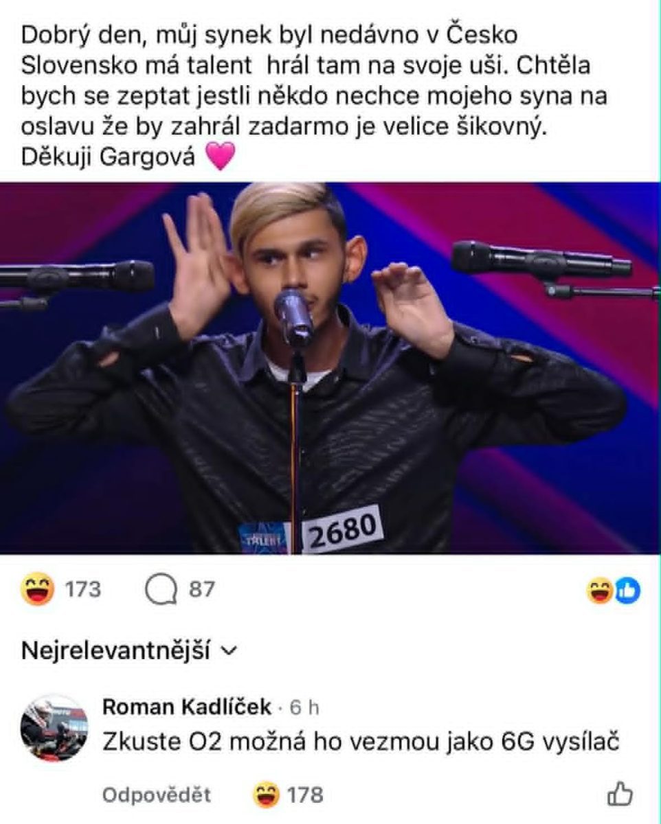 Chlapec na pódiu drží ruky pri ušiach, súťaží v talentovej šou, text hovorí o jeho vystúpení s humorom v komentároch.