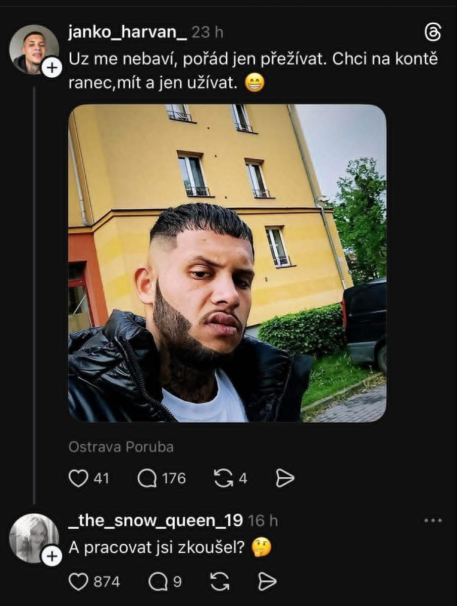 Muž pózuje pred žltou budovou; jeho príspevok hovorí o túžbe užívať si život.