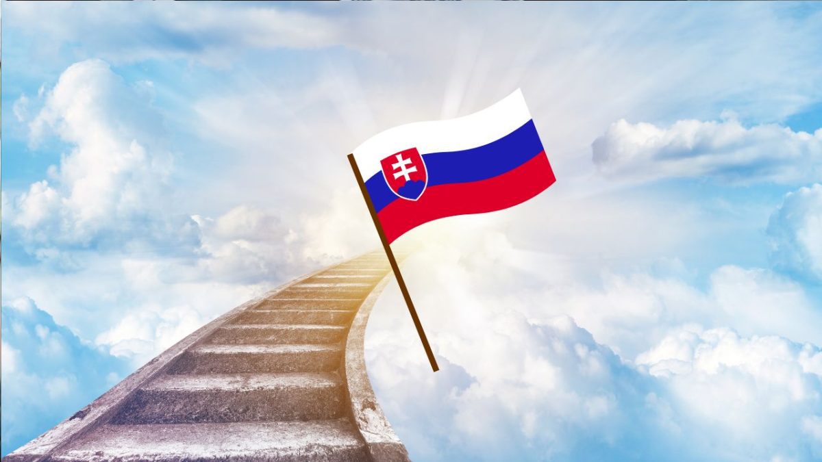 Cesta smerom do neba s vlajkou Slovenska na pozadí oblohy plnej oblakov.