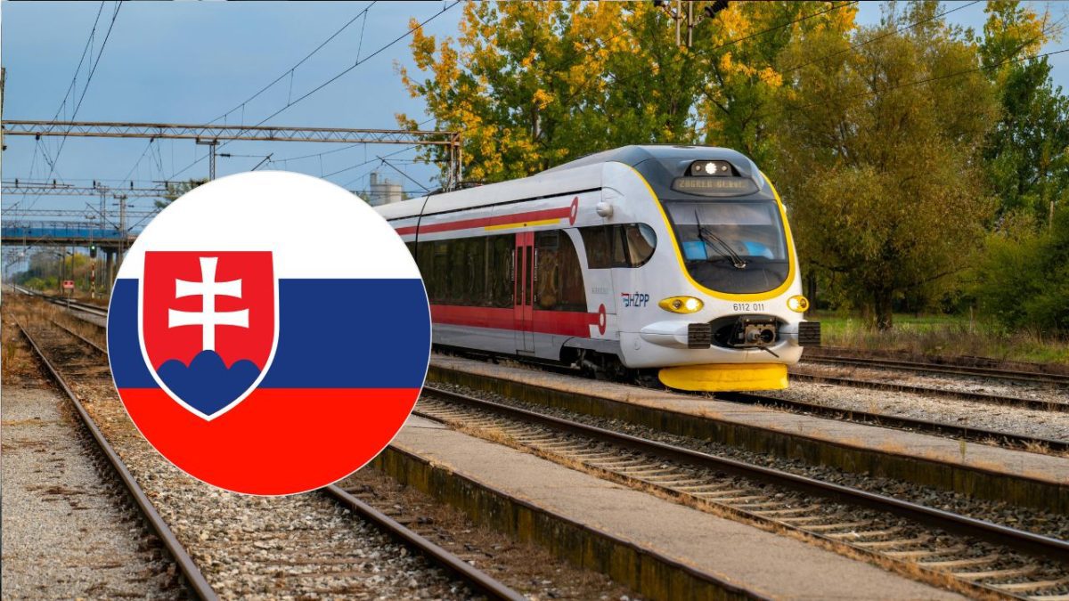 Moderný vlak na stanici s motívom slovenskej vlajky v popredí.