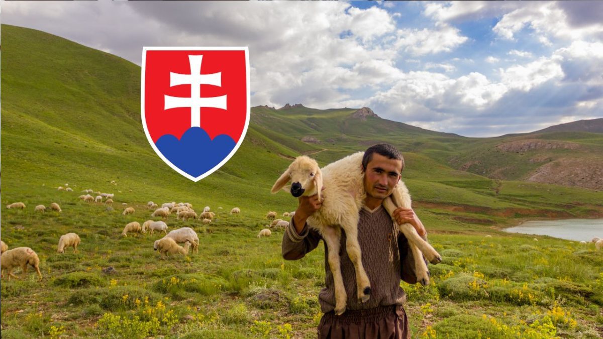 Pastier na zelenej lúke, nesie jahňa na pleciach, s erbom Slovenska v pozadí.