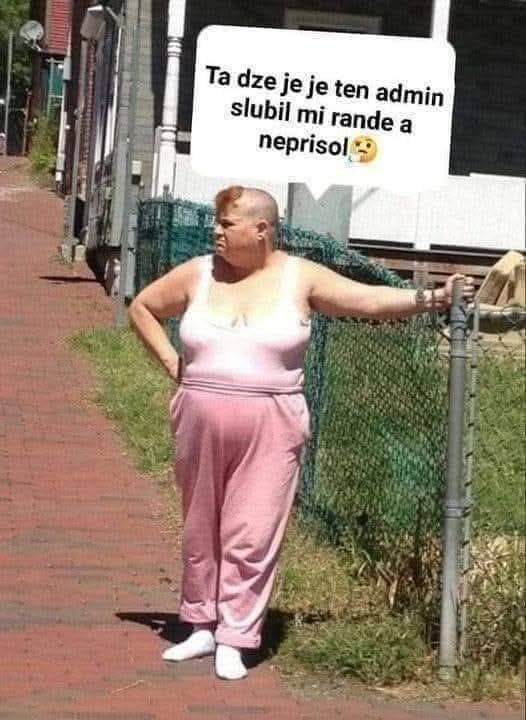Osoba v ružovom oblečení stojí vonku pri plote, premýšľa nad neprišlým rande.