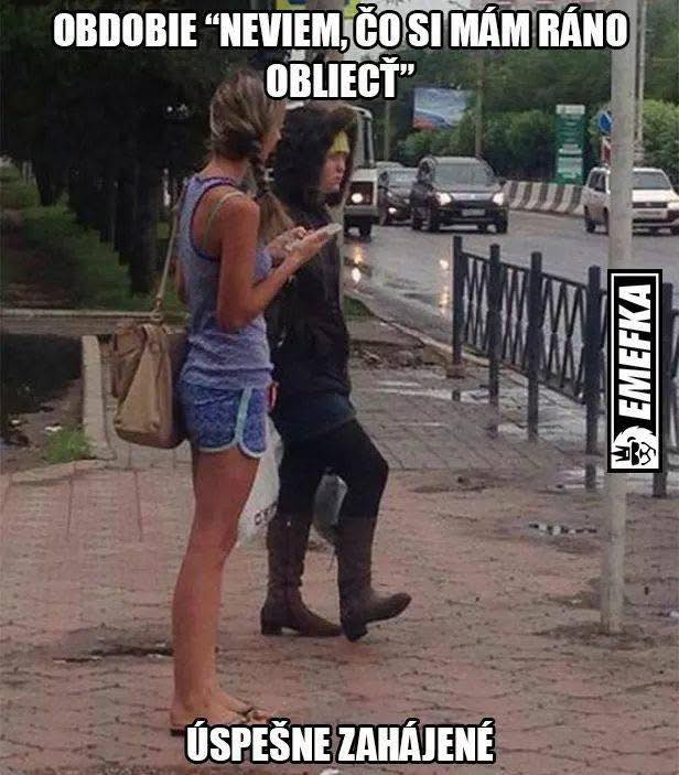 Dve ženy na ulici v odlišnom oblečení, reagujúce na nepredvídateľné počasie s humorom.