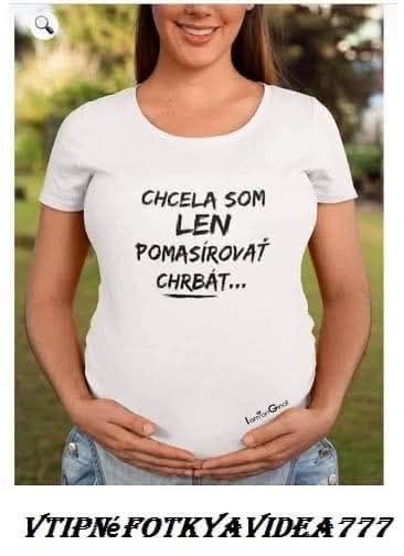 Žena v bielom tričku s nápisom Chcela som len pomasírovať chrbát, tehotná, držiaca si bruško.
