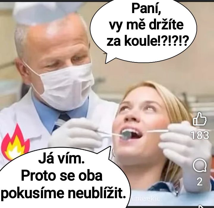 Zubár s úsmevom ošetruje pacientku, ktorá s humorom reaguje v kresle zubnej ordinácie.