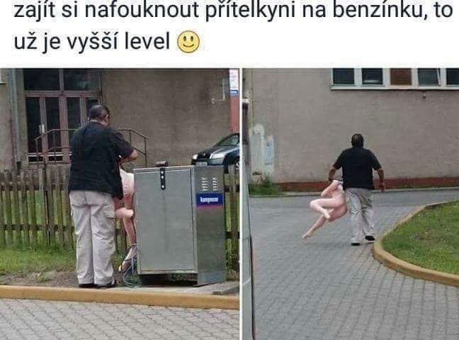 Neznámy muž nafukuje bábiku na benzínovej stanici predtým, než ju odvedie preč. Humoristická scénka na ulici.