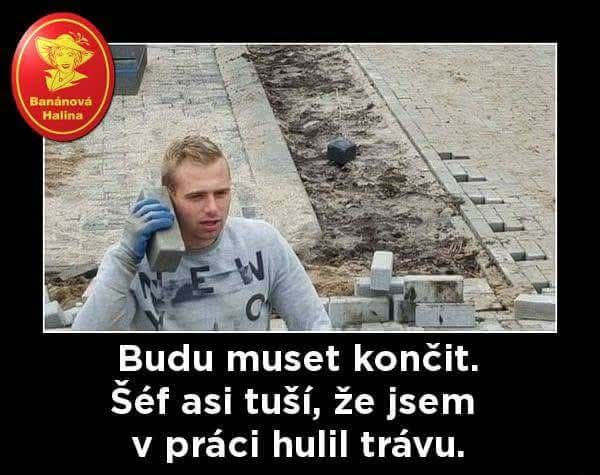Pracovník na stavenisku drží tehlu pri uchu ako telefón, vtipný nápis o šéfovi a tráve na pozadí.