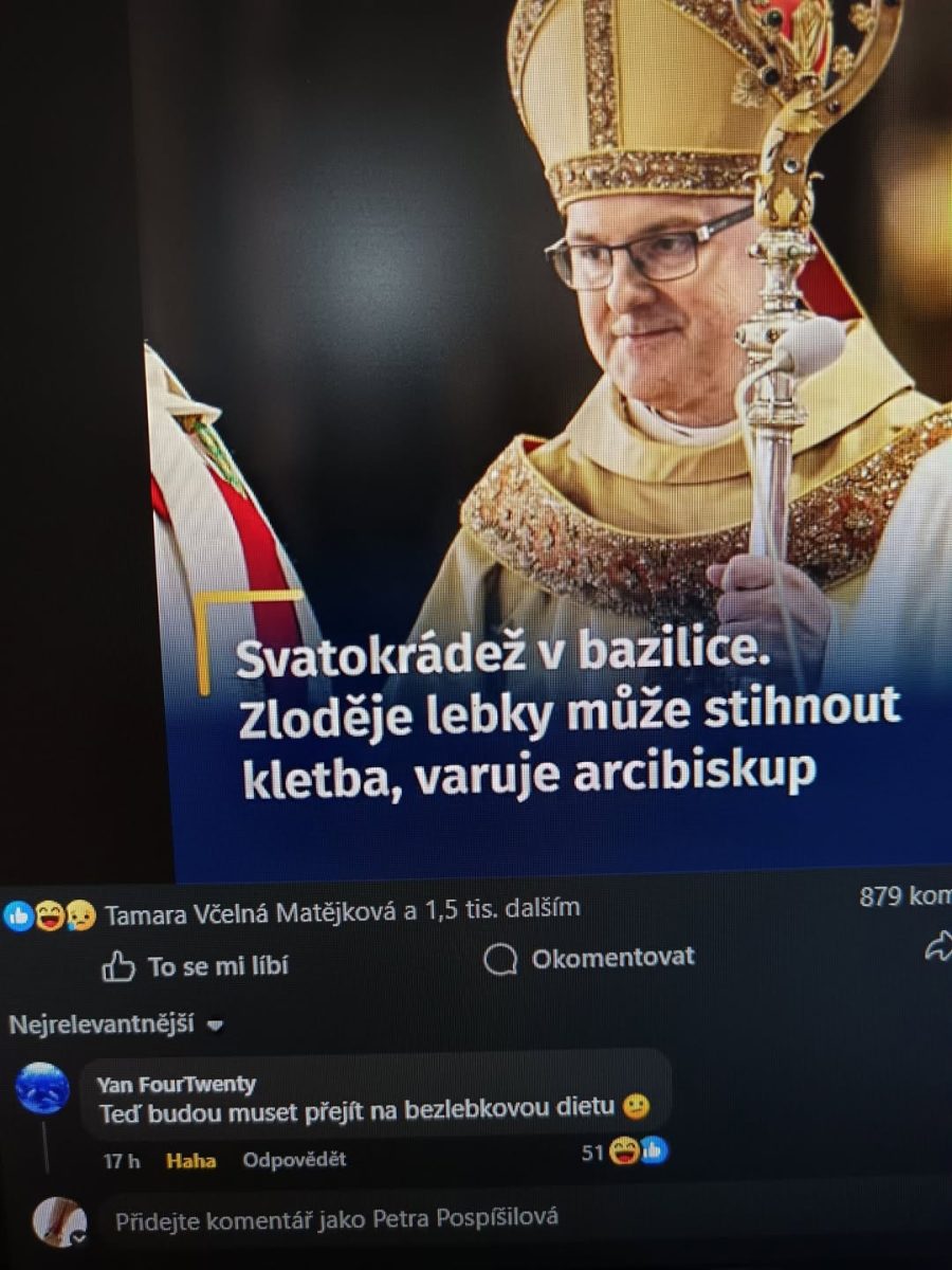 Arcibiskup v zlatom ornáte varuje pred prekliatím po svätokrádeži lebky v bazilike.