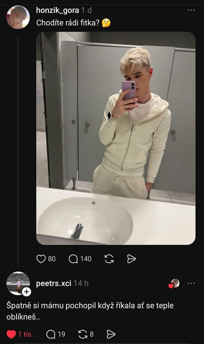 Osoba s blond vlasmi sa fotí v zrkadle, oblečená v svetlom športovom oblečení, s otázkou o návšteve fitka.
