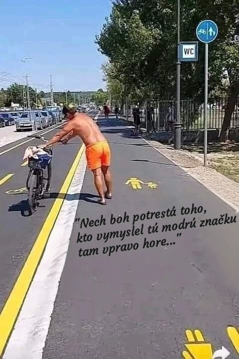 Zábavná situácia s cyklistom tlačiacim bicykel na cyklotrase so zmätočnou značkou WC v pozadí.
