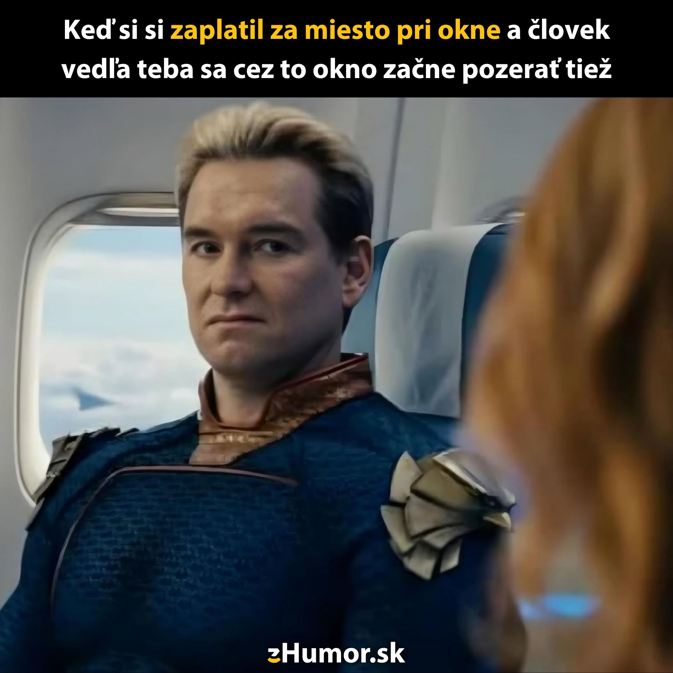 Superhrdina v lietadle, sedí pri okne, sleduje pasažiera vedľa seba. Text: Keď si zaplatil za miesto pri okne.