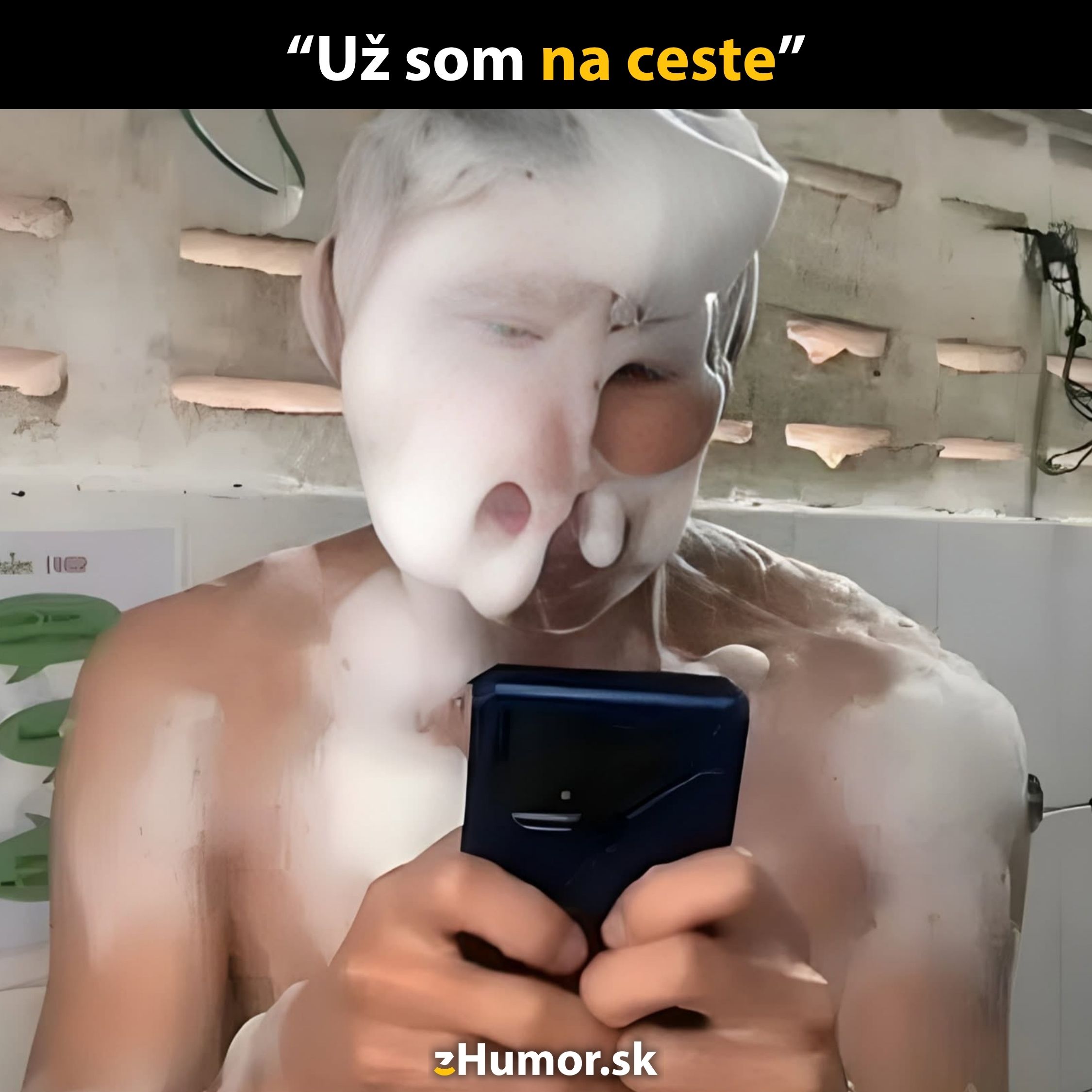 Osoba v sprche s bublifukovou tvárou píše na mobile, nadpis: Už som na ceste.