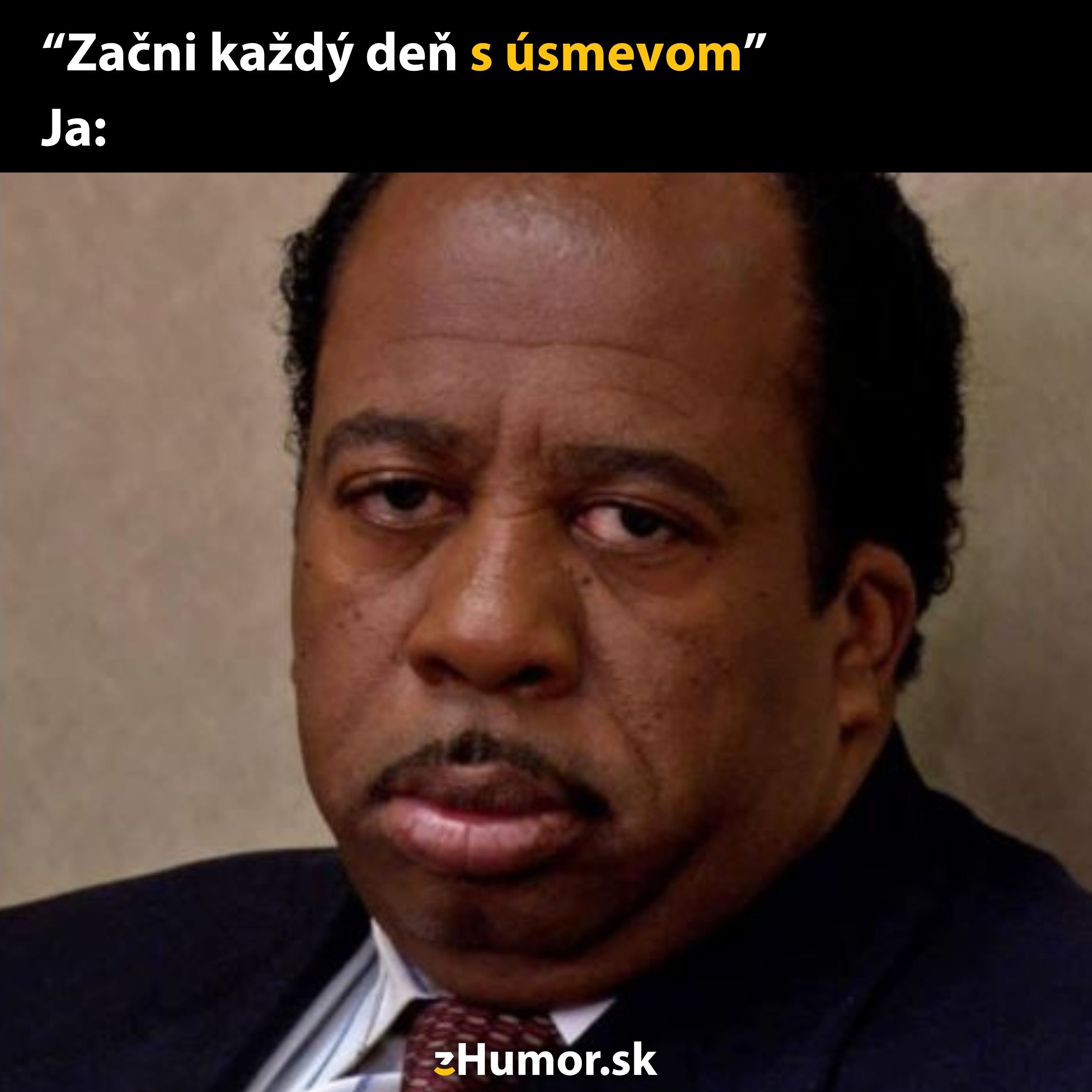 Muž s neutrálnym výrazom tváre. Text: Začni každý deň s úsmevom - Ja.