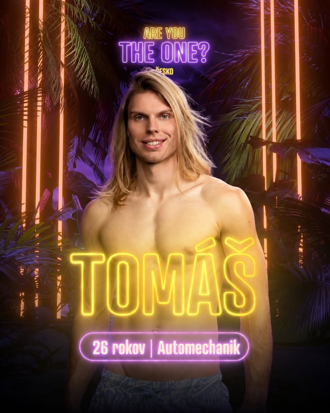 Mladý muž s dlhými blond vlasmi, oblečený v plavkách, pózuje pred tropickým pozadím s neonovým nápisom.