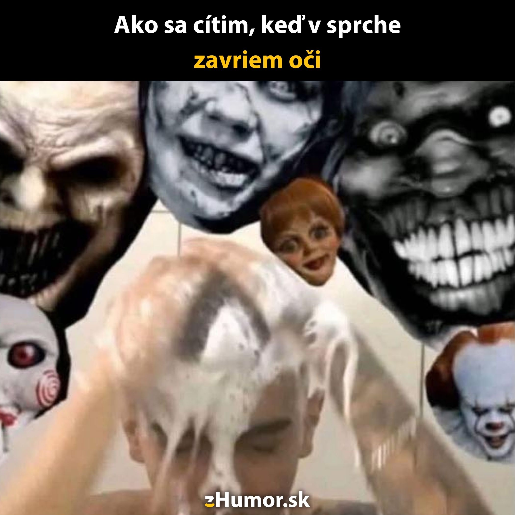 Osoba sa sprchuje a okolo nej sú strašidelné tváre hororových postáv, vystrašená so zavretými očami.