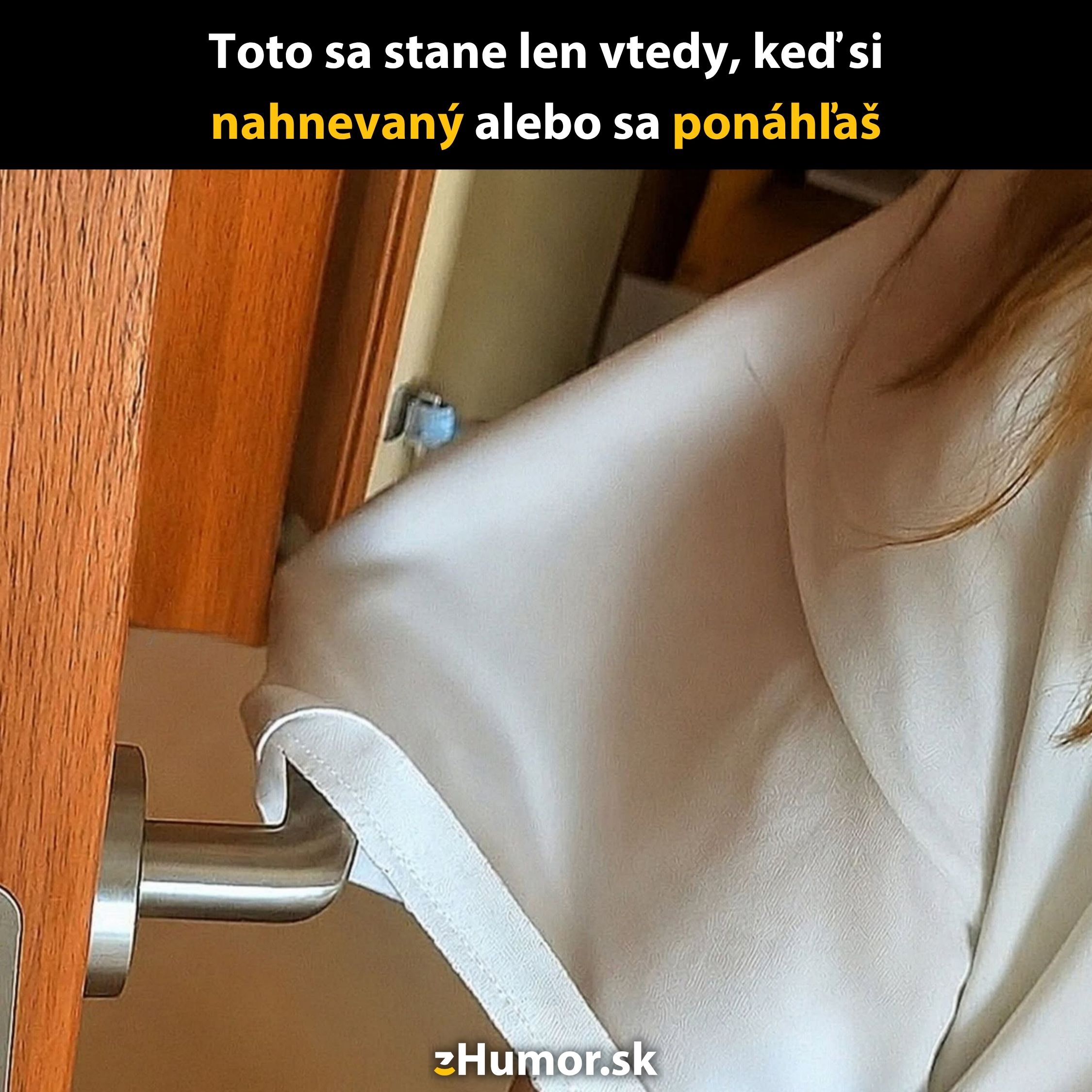 Košeľa zachytená vo dverách, situácia pri zhone alebo hneve.