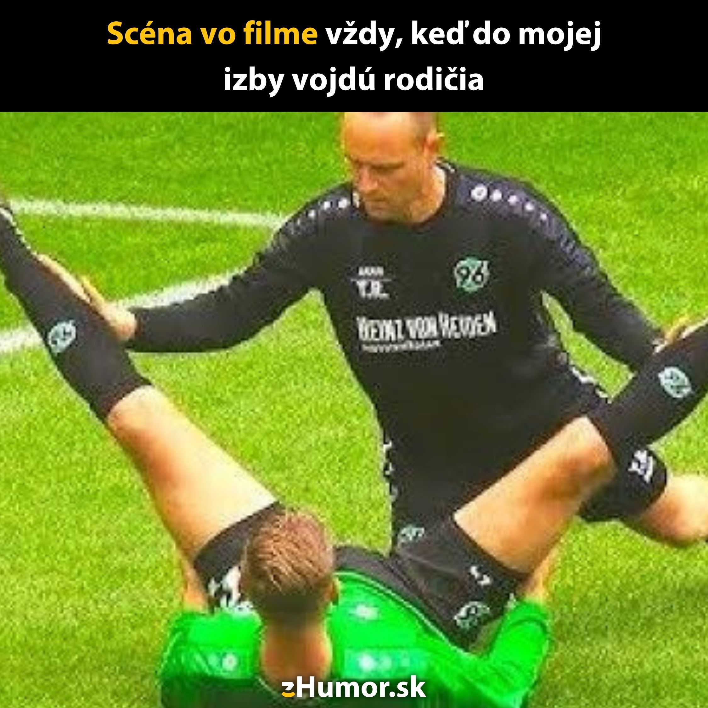 Tréner kontroluje hráča na futbalovom ihrisku, pričom prirovnanie k nečakanej situácii doma pridáva humorný prvok.