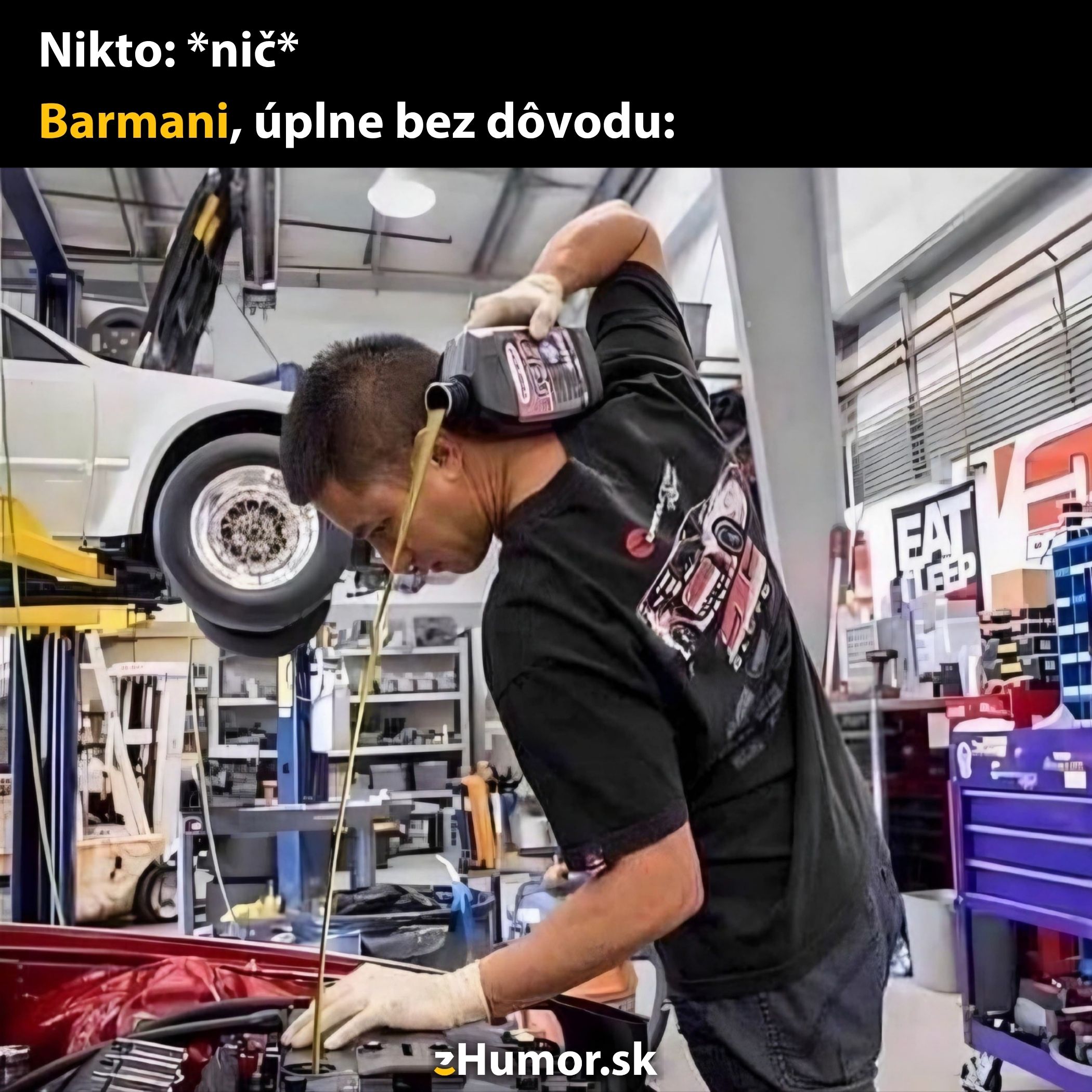 Mechanik nalieva olej do motora cez plece v servise s vtipným textom o barmanoch.