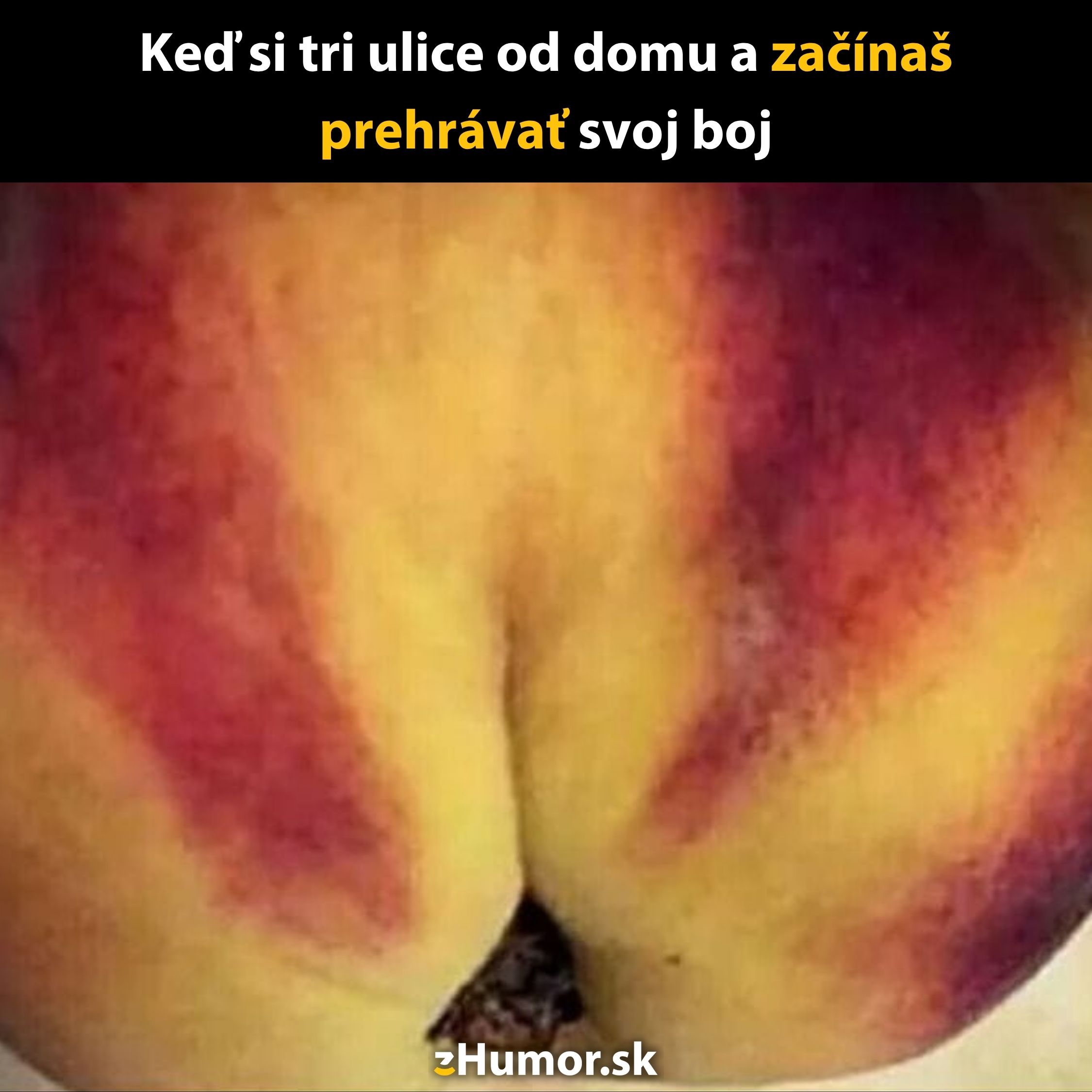 Zábavný meme s broskyňou a vtipným textom o boji na ulici.