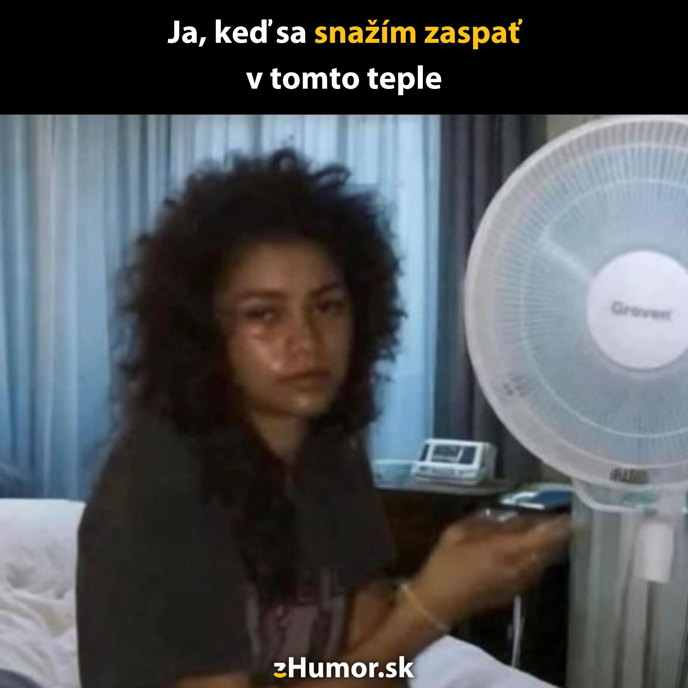 Žena unavená z tepla sedí na posteli pred ventilátorom, snaží sa zaspať.