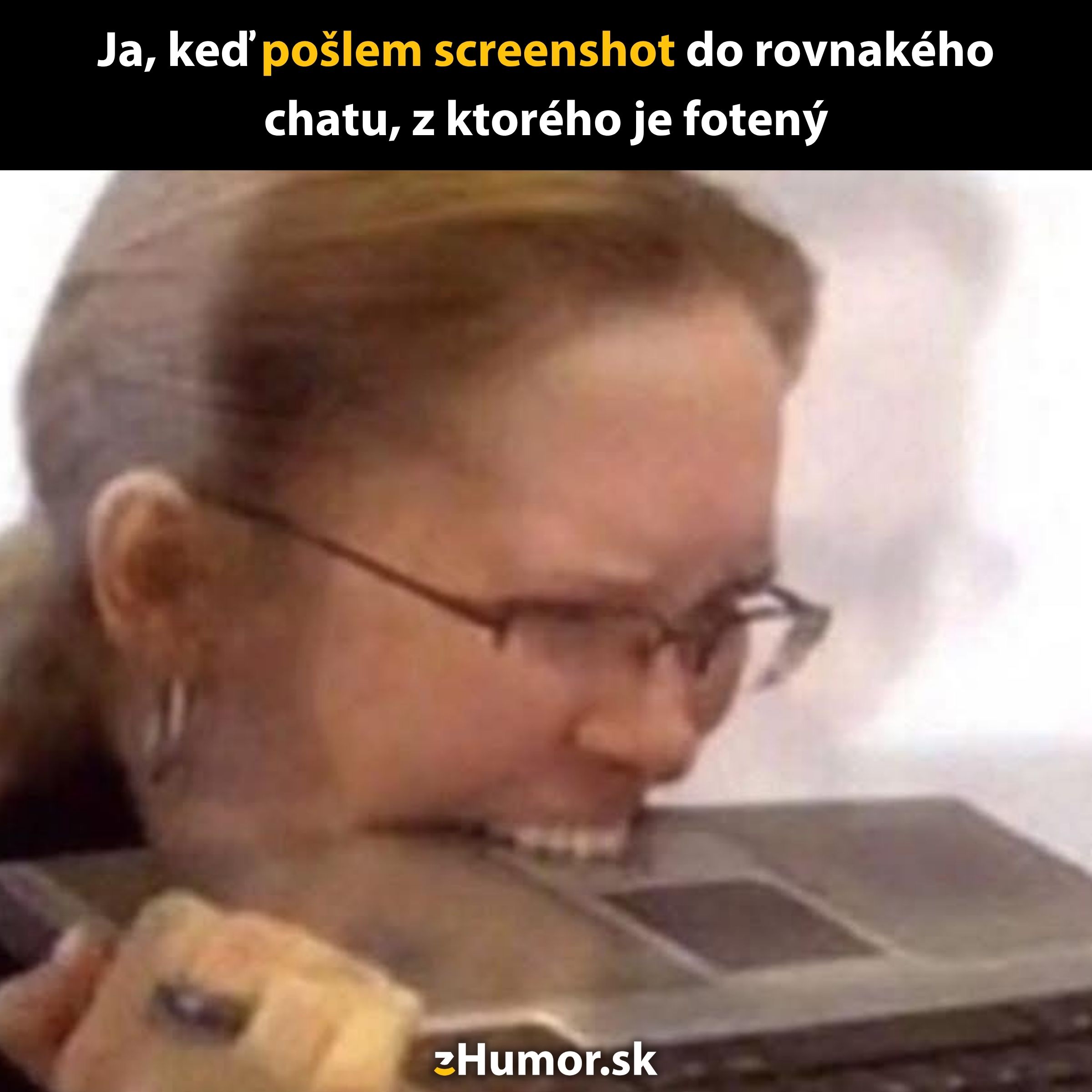 Osoba frustrovane hryzie do notebooku po omylom odoslaní snímky obrazovky naspäť do pôvodného chatu.