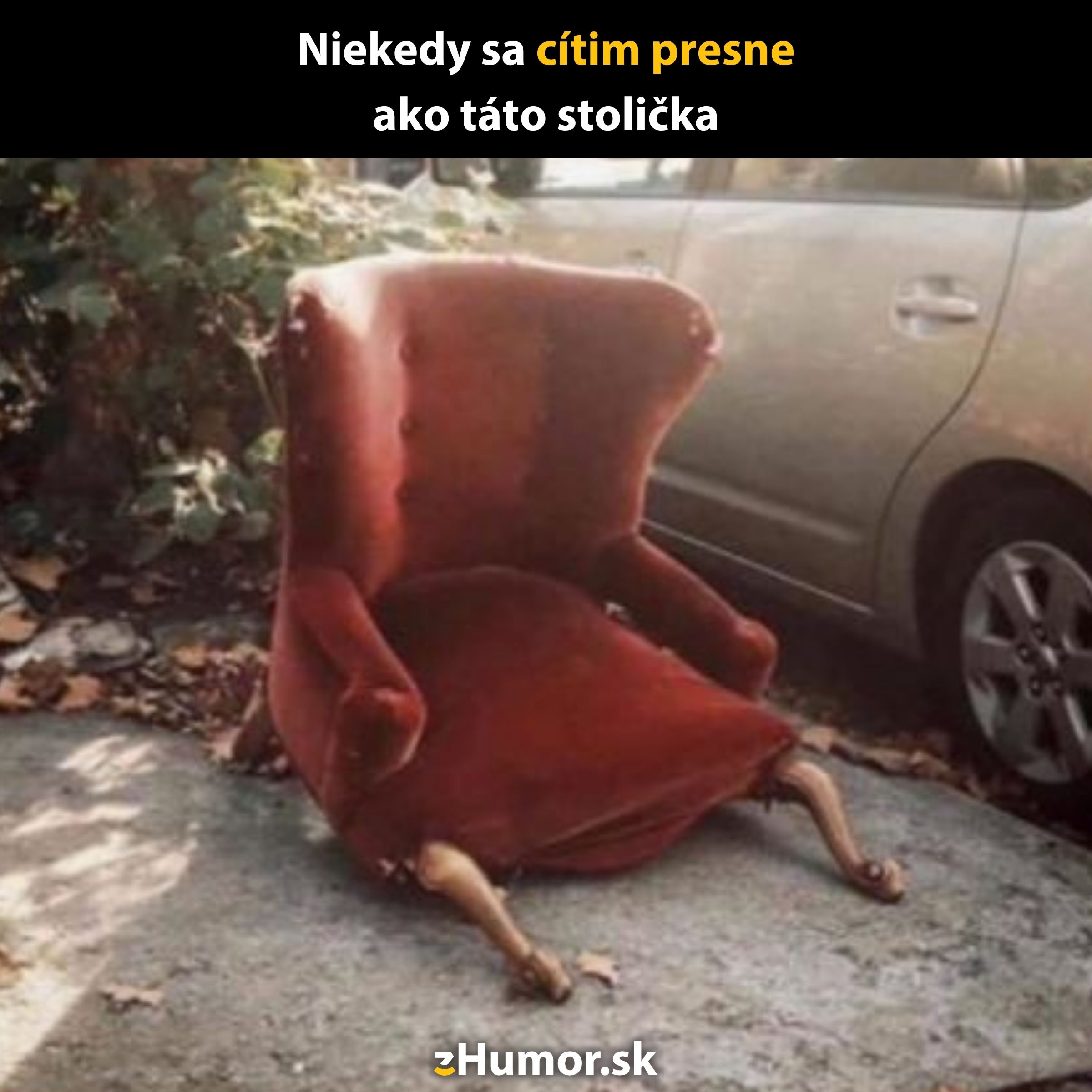 Staré kreslo s nohami vyzerá unavene vedľa auta, pod listami.