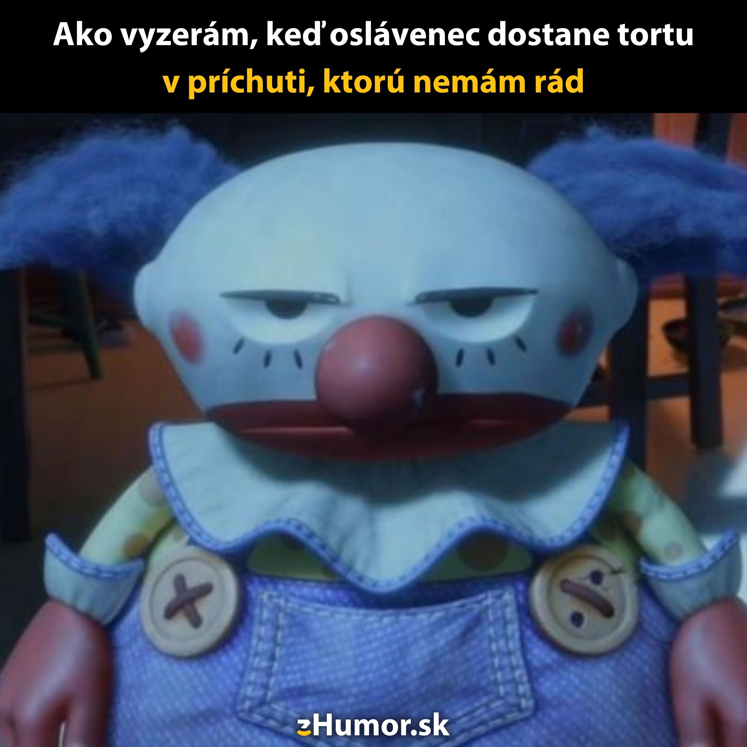 Hračka klauna s výrazom nespokojnosti pri neobľúbenej torte.