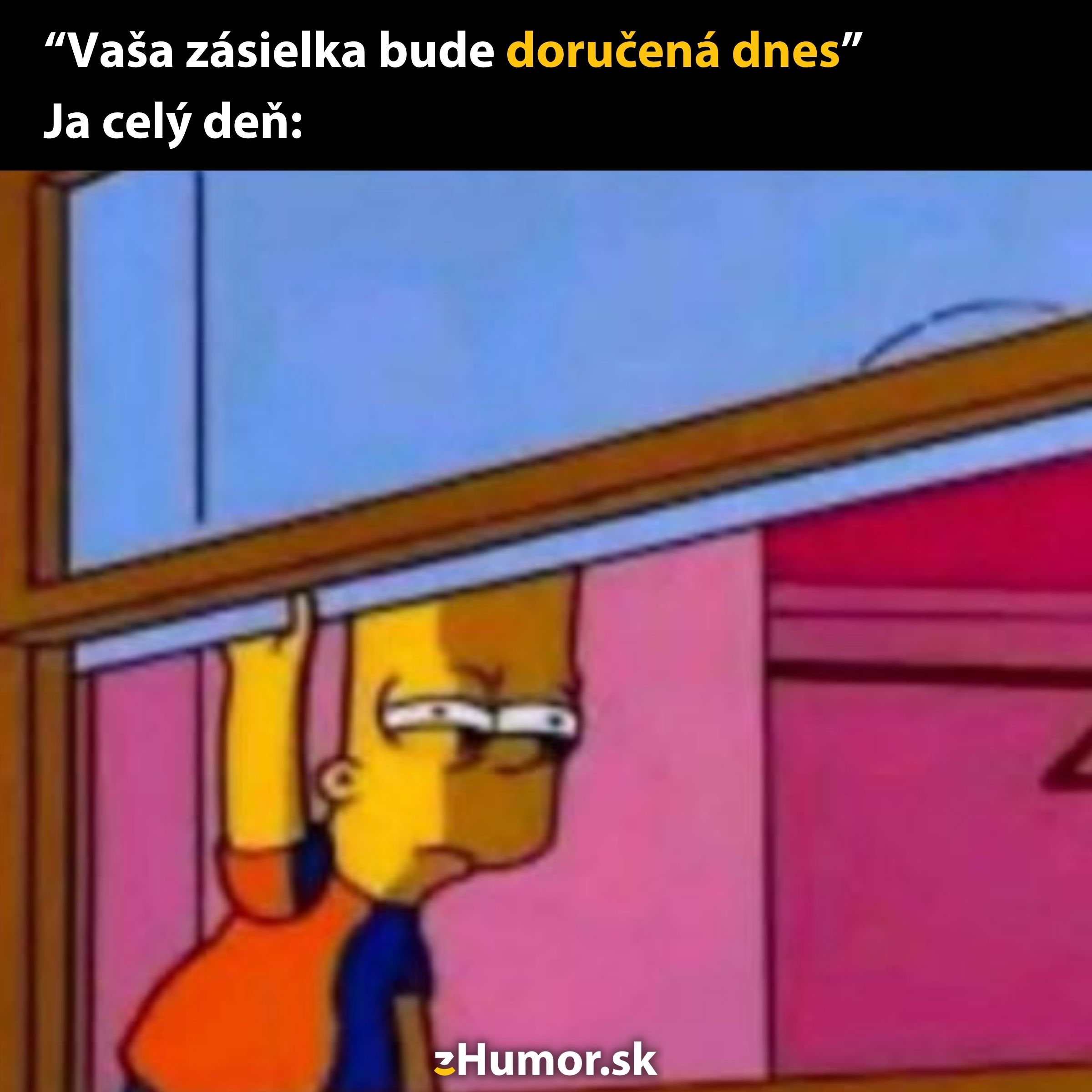 Osoba netrpezlivo sleduje príchod zásielky cez okno, vtipná situácia, očakávanie doručenia balíka.